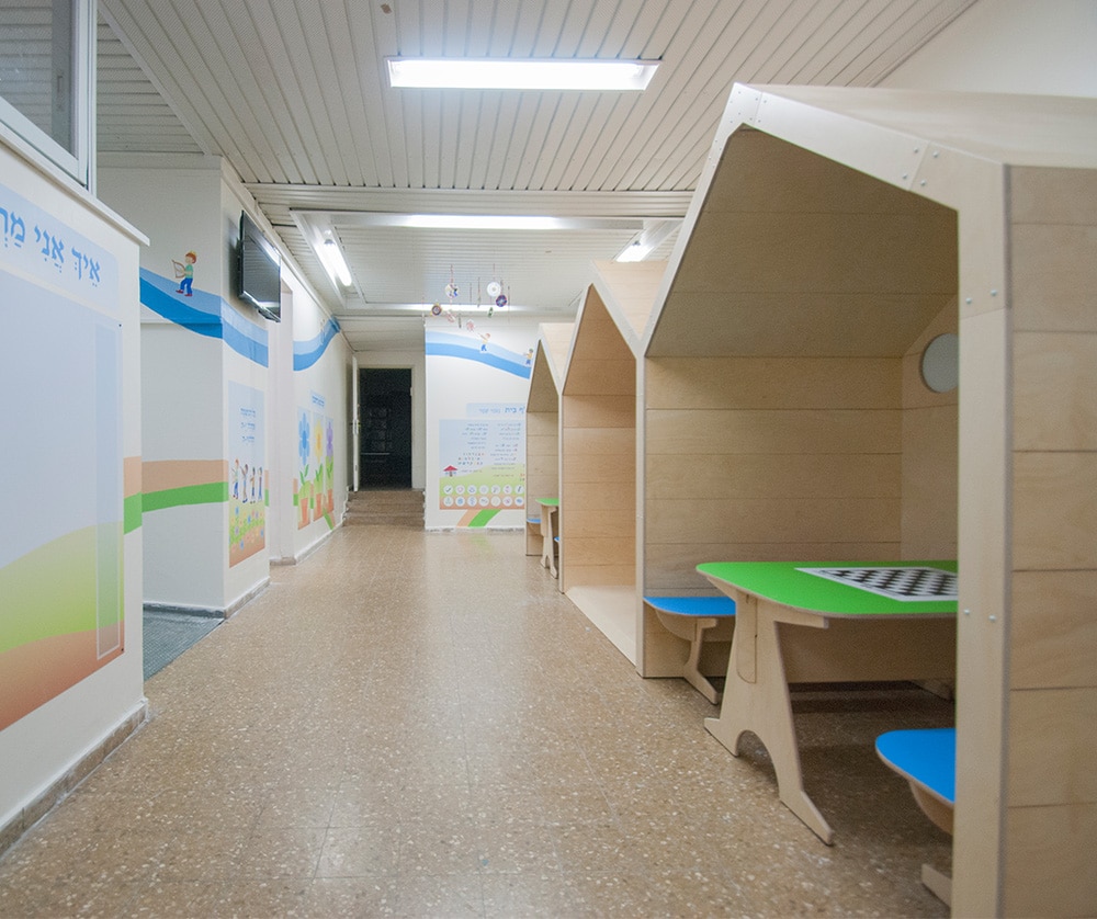 עיצוב מרחב כיתות - ביתני עץ ולוחות קיר