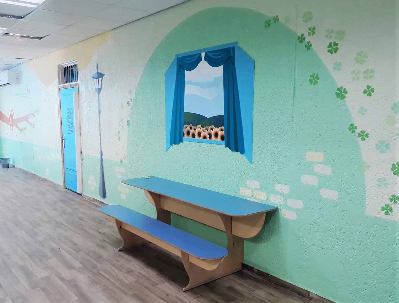 מבט מרחוק על רוחב הקיר של המבואה עיצוב מרחב מבואת בית הספר תל"י גילה
