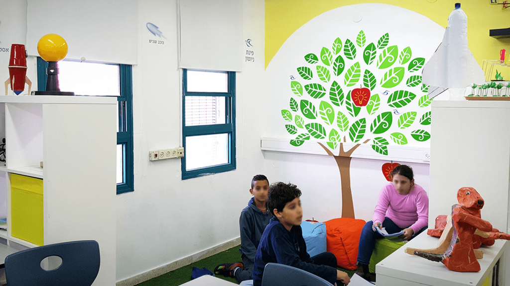 עיצוב חדר מדעים ללמידה פעילה פינת חשיבה בית ספר יער מופת רמות אלון ירושלים