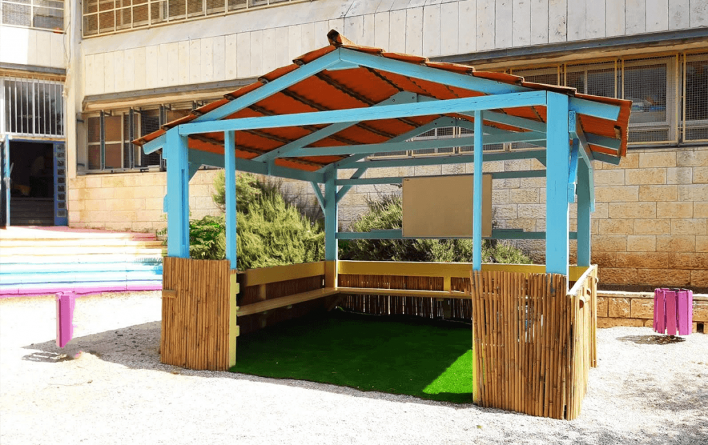 עיצוב מרחב חצר בית ספר כמרחב למידה פרגולה צבעונית תלי רמת מוריה