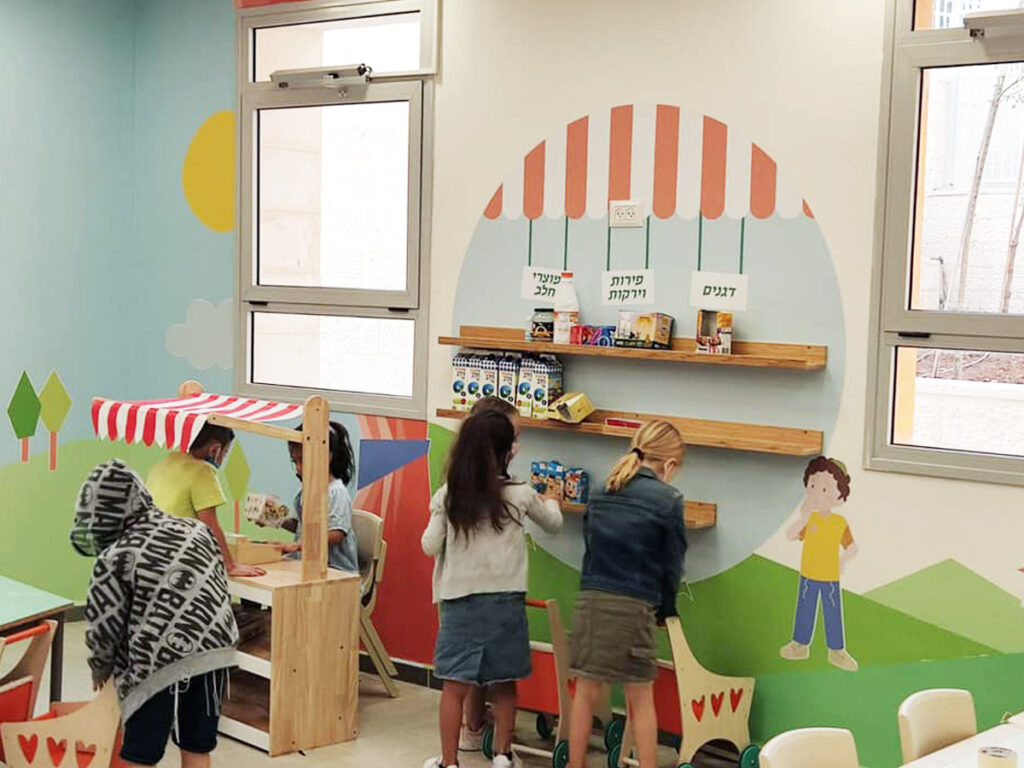 בית הספר ממ"ד ארנונה עיצוב מתחם למידה פינות עבודה וישיבה, סופרמרקט משחק מתמטי, פינת קריאה ולמידה